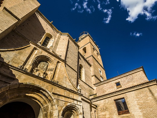 Portada y el atrio de San Julián de la Iglesia Colegiata de San Antolín, Medina del Campo
